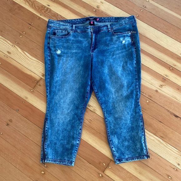 Torrid‎ Acid Wash Distressed Denim Jean Capri Pants Plus Size 24 - Picture 1 of 4